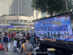 Polisi Bagikan 500 Porsi Bubur Ayam Gratis di CFD Bundaran HI, Warga Antre Berebut