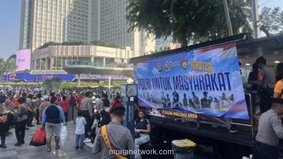 Polisi Bagikan 500 Porsi Bubur Ayam Gratis di CFD Bundaran HI, Warga Antre Berebut