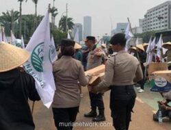 Polisi Bagikan Air Mineral dan Makanan Ringan Saat Kawal Aksi 350 Petani di Depan DPR