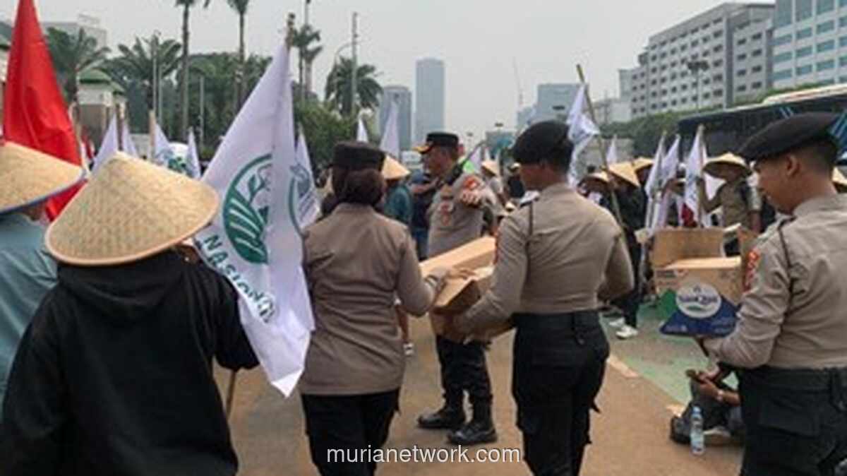 Polisi Bagikan Air Mineral dan Makanan Ringan Saat Kawal Aksi 350 Petani di Depan DPR
