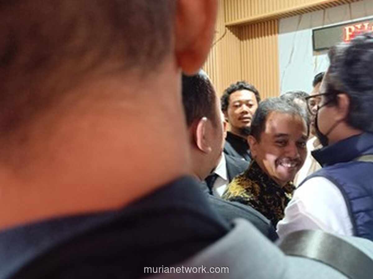Dua Tersangka Kasus Ijazah Palsu Jokowi, Roy Suryo dan dr Tifa, Resmi Dilimpahkan ke Kejari Jaksel
