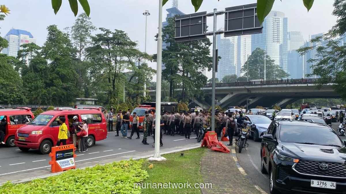 Polisi Tutup Jalan Sudirman Akibat Aksi Mahasiswa Menuju Bundaran HI, Sempat Terjadi Dorong-Dorongan