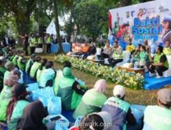 Polri Salurkan 550 Paket Bansos ke Pengemudi Ojol dalam Rangka HUT Bhayangkara ke-80