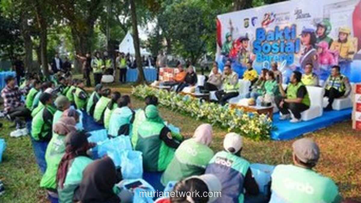 Polri Salurkan 550 Paket Bansos ke Pengemudi Ojol dalam Rangka HUT Bhayangkara ke-80