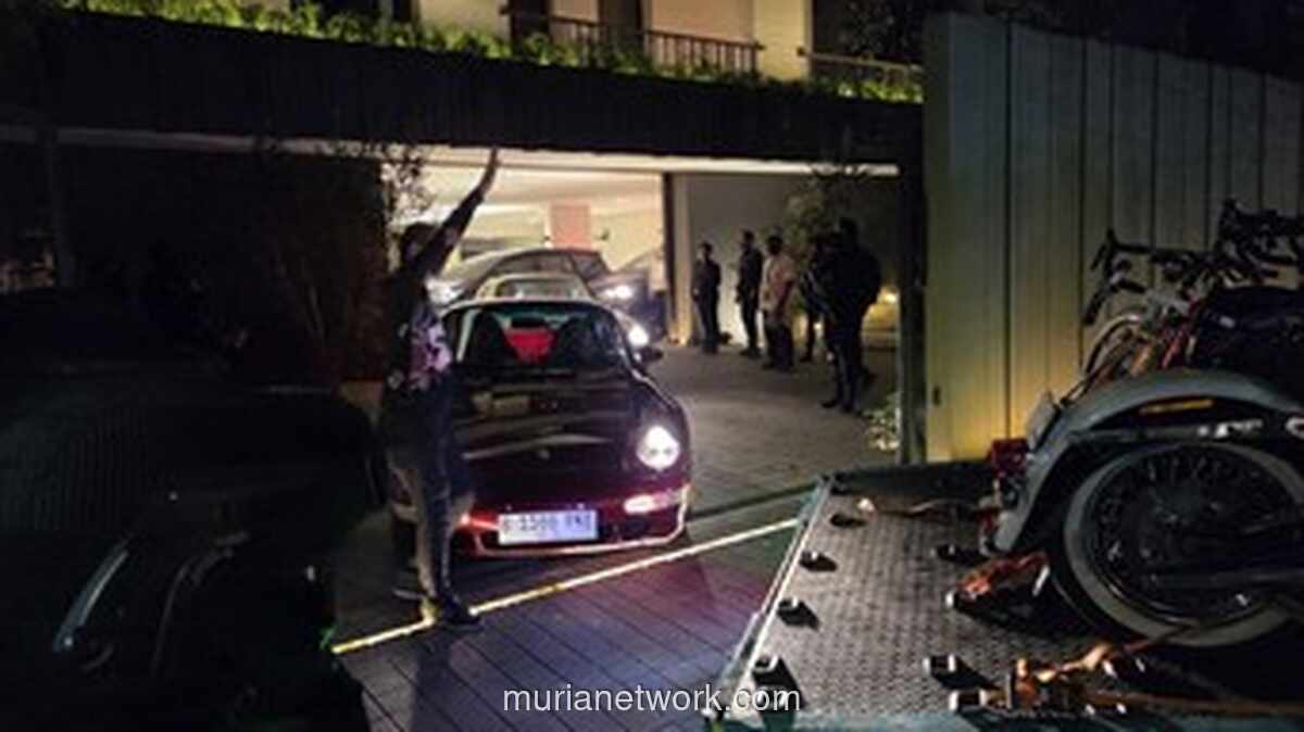 KPK Geledah Rumah Mantan Wamen Imigrasi Silmy Karim, Angkut Mobil Mewah dan Motor Besar