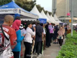 Ratusan Lansia Rela Antre Sejak Subuh demi Kartu Gratis TransJakarta