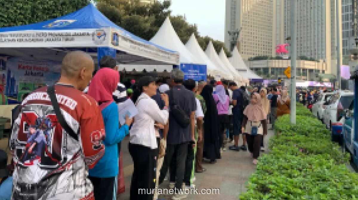 Ratusan Lansia Rela Antre Sejak Subuh demi Kartu Gratis TransJakarta