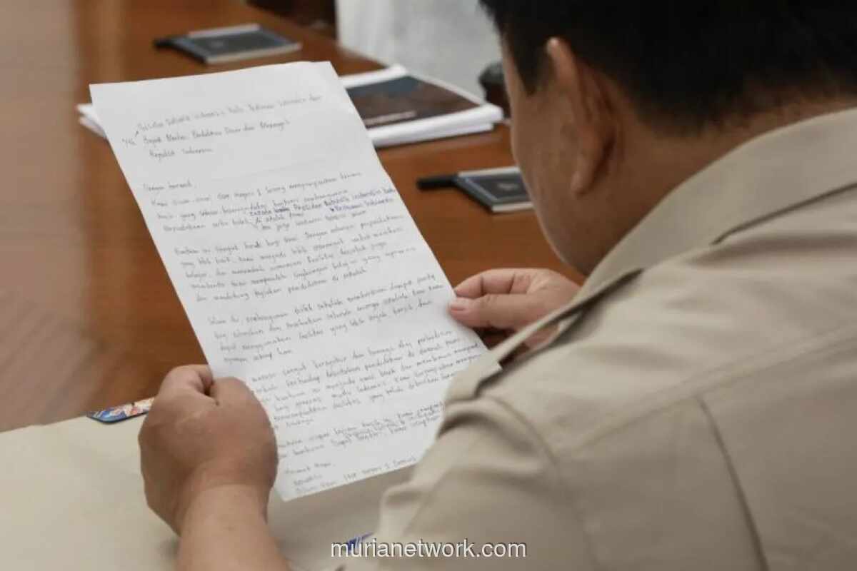 Presiden Prabowo Terima Surat Apresiasi dari Pelajar SMK Sorong atas Bantuan Perpustakaan, Toilet, dan Makan Bergizi Gratis