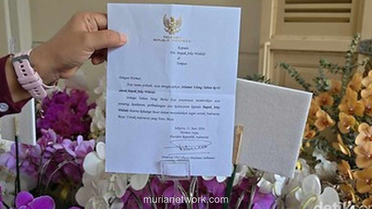 Prabowo Kirim Bunga Anggrek Ucapan Selamat Ulang Tahun ke-65 untuk Jokowi