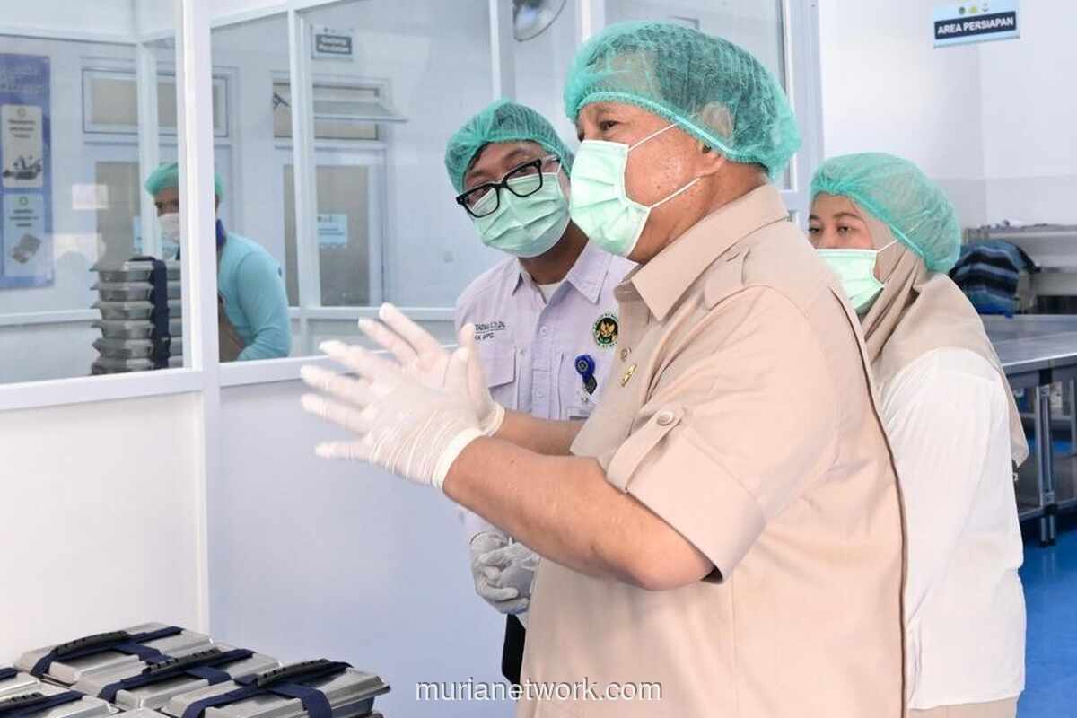 Presiden Prabowo Tinjau Langsung Fasilitas Produksi Makanan Bergizi di Palmerah