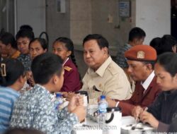 Prabowo Makan Siang Bersama Siswa dan Orang Tua Usai Tinjau Sekolah Rakyat di Tabanan