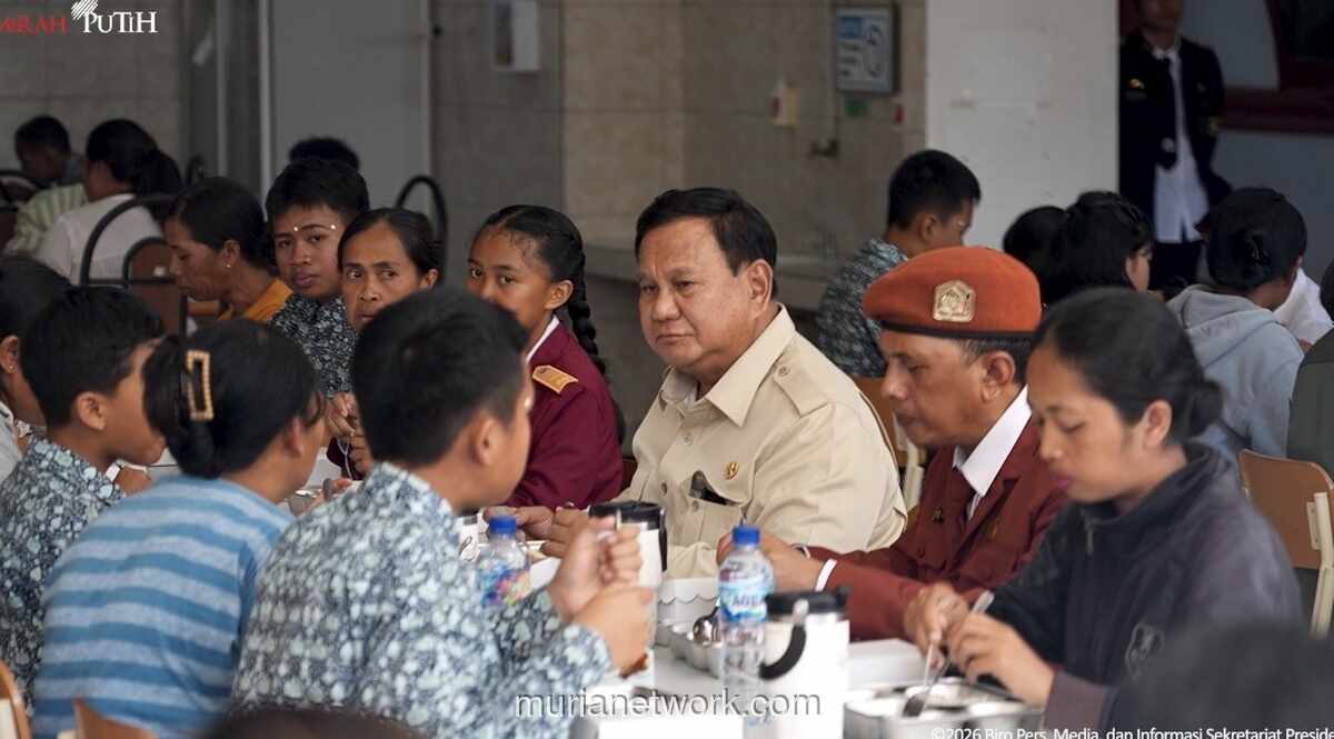 Prabowo Makan Siang Bersama Siswa dan Orang Tua Usai Tinjau Sekolah Rakyat di Tabanan