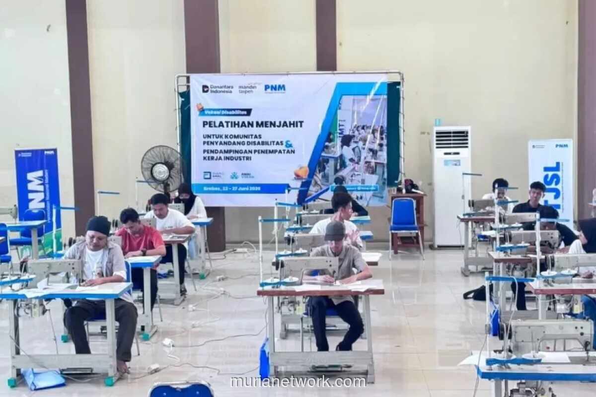 PNM dan Mandiri Taspen Beri Pelatihan Jahit Sepatu bagi 30 Penyandang Disabilitas di Brebes