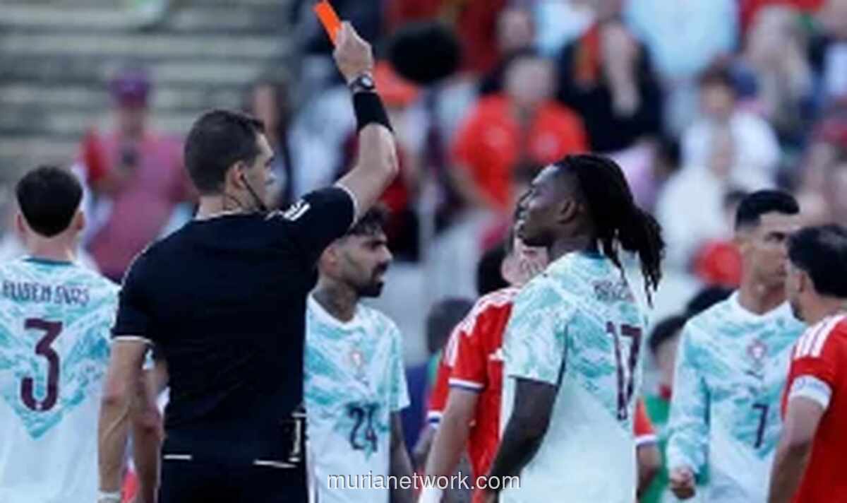 Rafael Leão Terancam Absen di Piala Dunia Usai Kartu Merah Lawan Cile