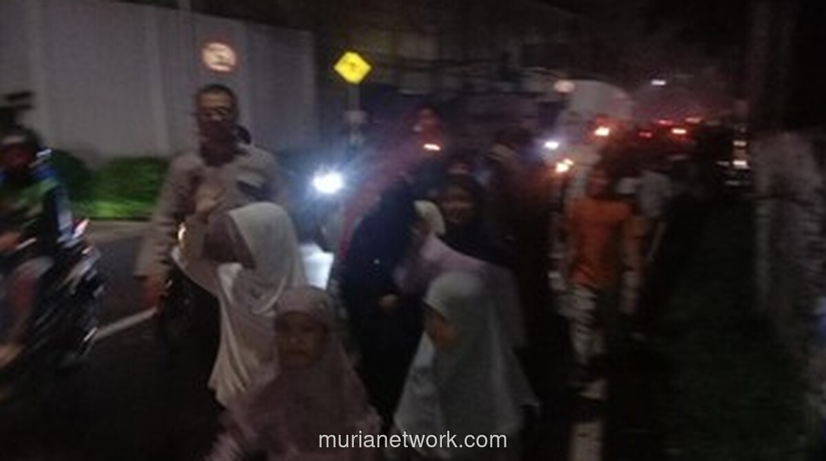 Ratusan Warga Ciputat Timur Pawai Obor Sambut Tahun Baru Islam 1448 H