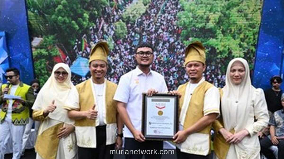 Pekanbaru Pecahkan Rekor MURI dengan Kue Ketan Talam Durian Sepanjang Satu Kilometer