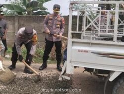 Polisi Sukarame Turun Tangan Tambal Jalan Berlubang Demi Cegah Kecelakaan di Palembang