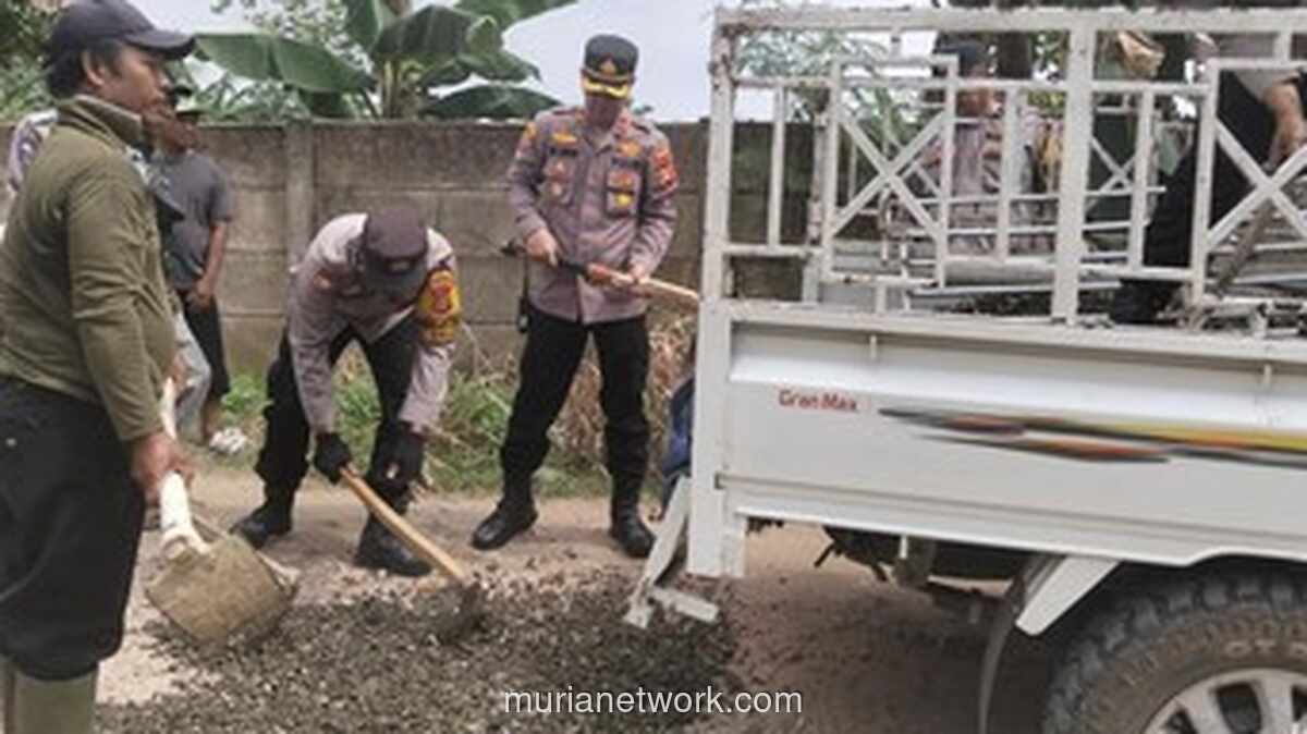 Polisi Sukarame Turun Tangan Tambal Jalan Berlubang Demi Cegah Kecelakaan di Palembang