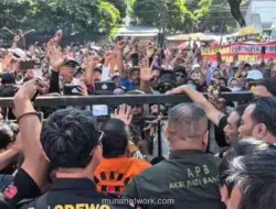 Ricuh Usai Sidang, Massa Pendukung Bupati Pati Nonaktif Sudewo Hadang Mobil Tahanan