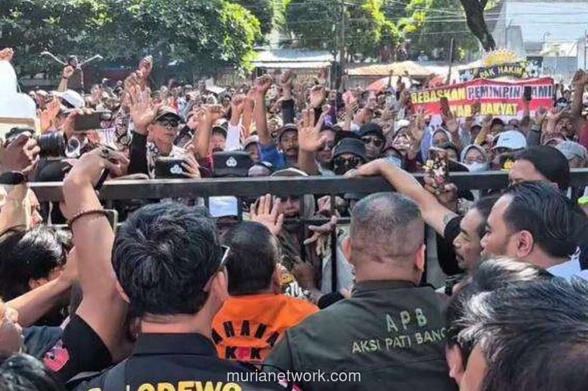 Ricuh Usai Sidang, Massa Pendukung Bupati Pati Nonaktif Sudewo Hadang Mobil Tahanan