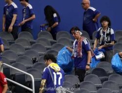 Suporter Jepang Dipuji Bersihkan Stadion, Tapi Dikritik Karena Minim Bantu Pekerjaan Rumah Tangga