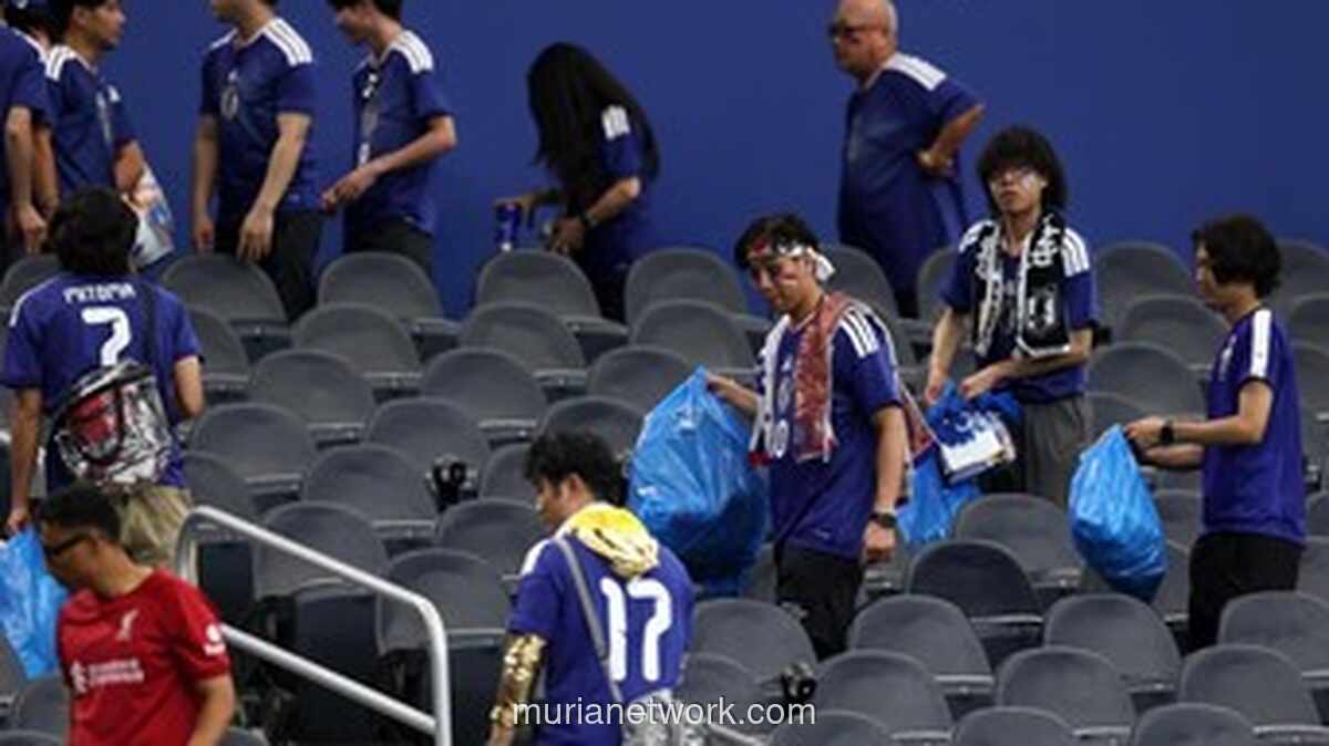 Suporter Jepang Dipuji Bersihkan Stadion, Tapi Dikritik Karena Minim Bantu Pekerjaan Rumah Tangga