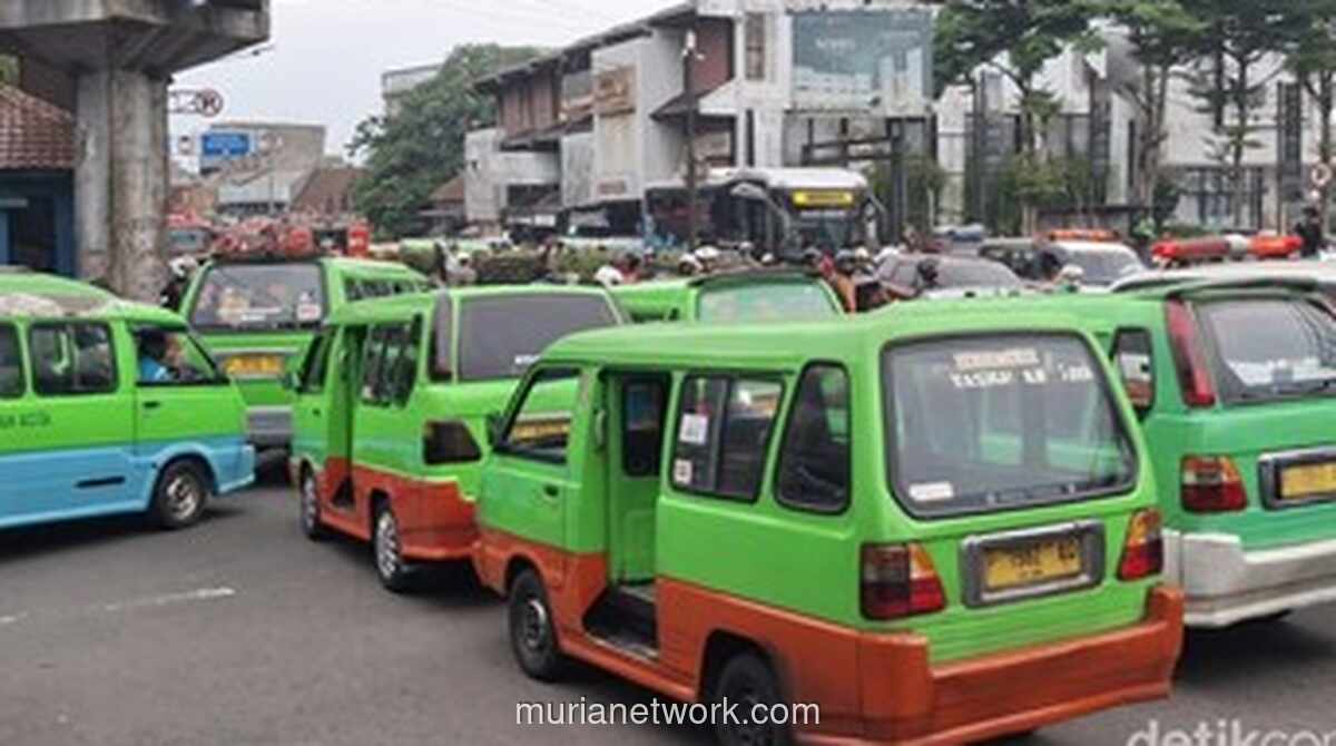Wali Kota Bogor Teken Aturan Larangan Angkot Berusia di Atas 20 Tahun Beroperasi
