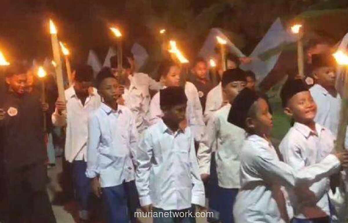 Ribuan Warga Bangkalan Semarakkan Malam 1 Muharram dengan Pawai Obor dan Lampion