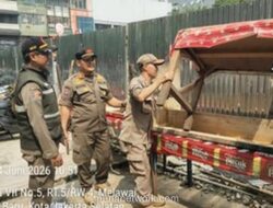 Satpol PP Jaksel Tertibkan Sembilan PKM di Blok M, Amankan Lima Gerobak