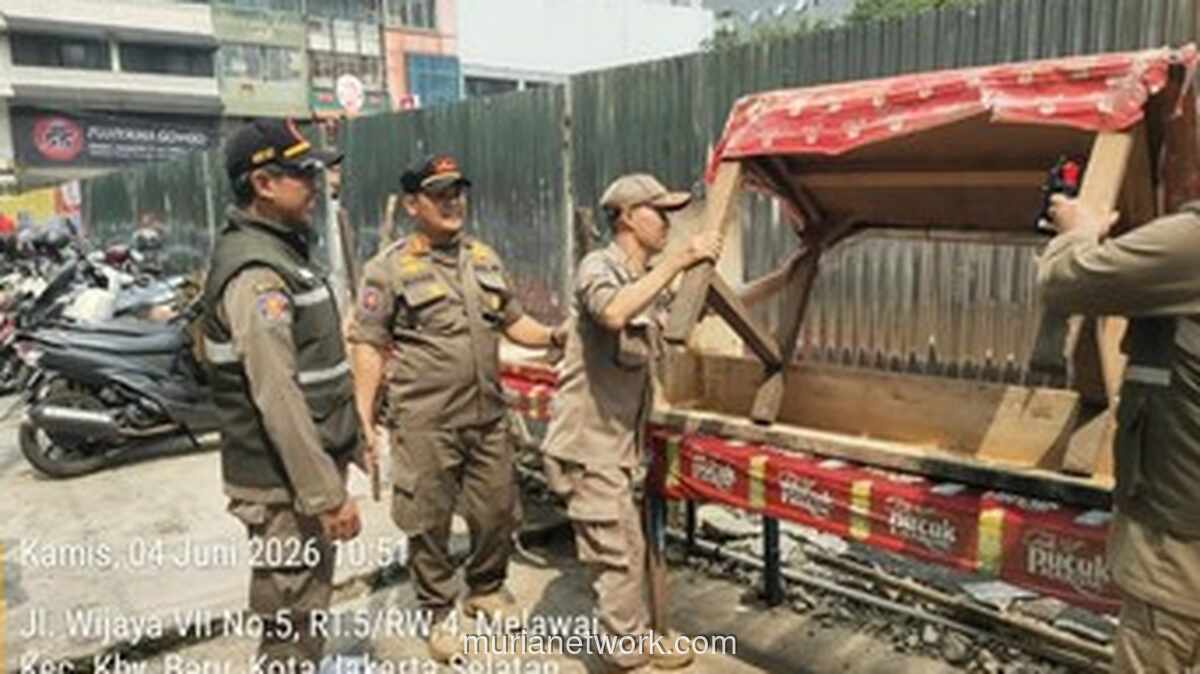 Satpol PP Jaksel Tertibkan Sembilan PKM di Blok M, Amankan Lima Gerobak