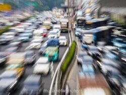 Kepadatan Arus Lalu Lintas di Sejumlah Ruas Tol Menuju Jakarta pada Kamis Pagi