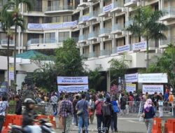 Ribuan Massa Padati Hotel Sultan Tolak Eksekusi Lahan Blok 15 GBK