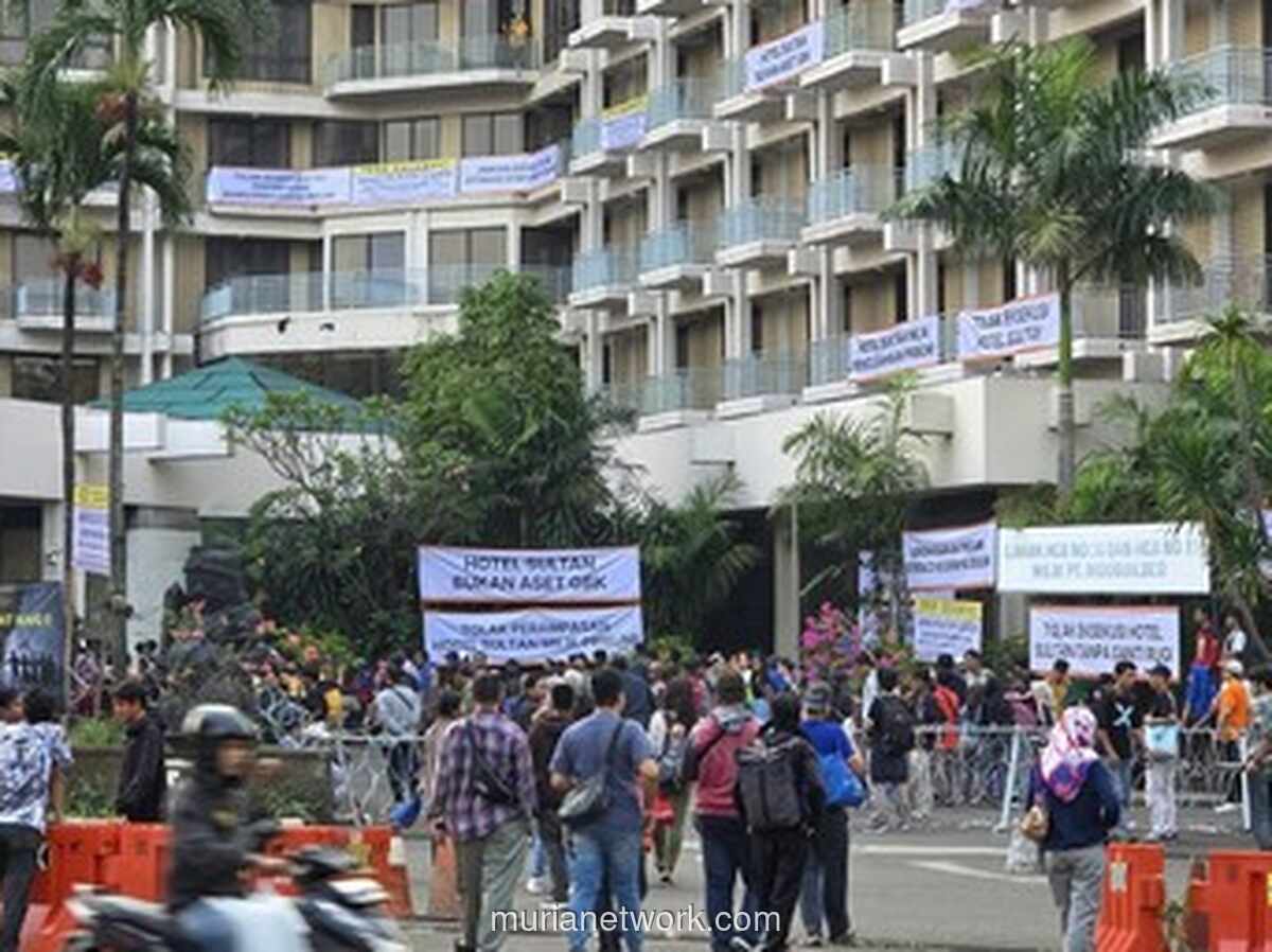 Ribuan Massa Padati Hotel Sultan Tolak Eksekusi Lahan Blok 15 GBK