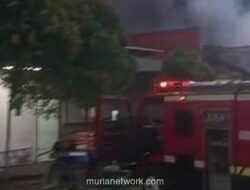 Pabrik Sandal di Tangerang Masih Terbakar, Petugas Fokus Amankan Tangki Kimia 20.000 Liter