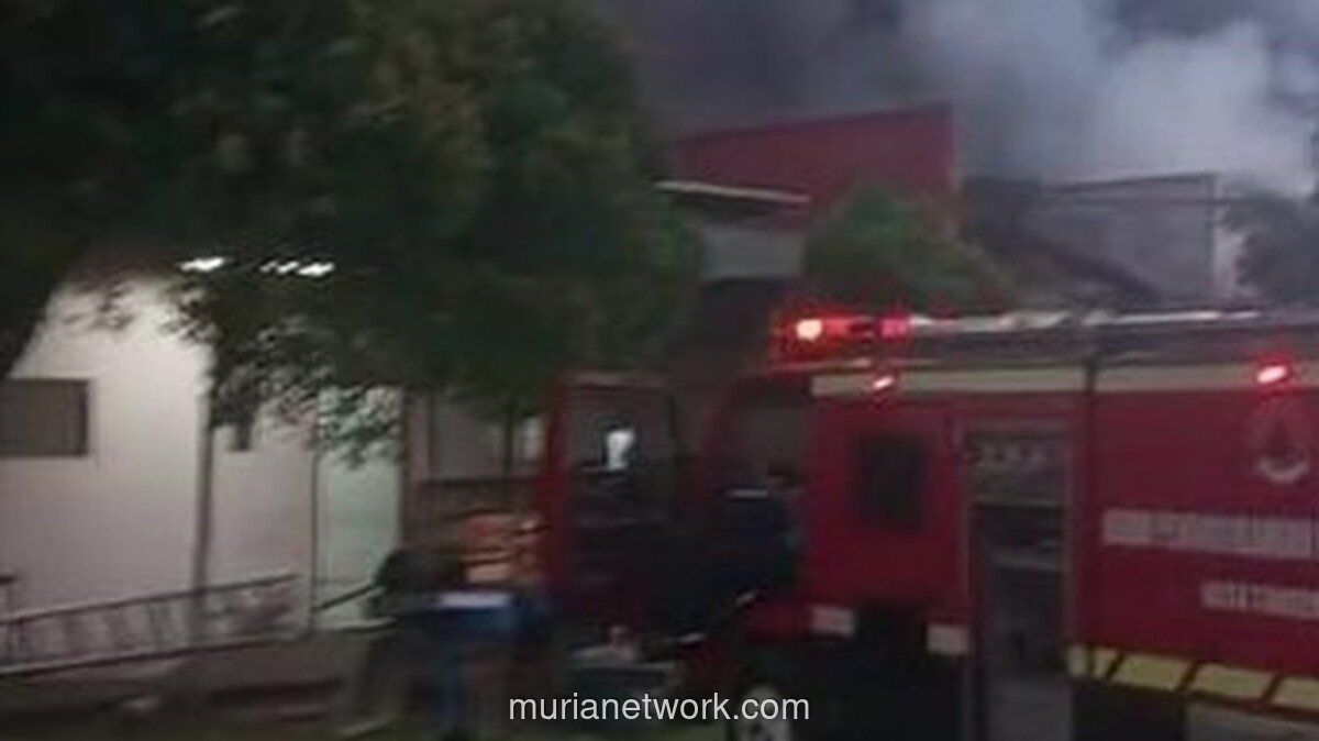 Pabrik Sandal di Tangerang Masih Terbakar, Petugas Fokus Amankan Tangki Kimia 20.000 Liter