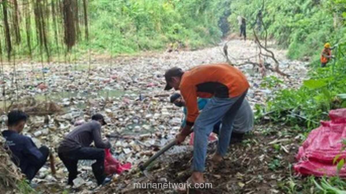 Pembersihan Massal Sungai Cibanten Digelar, Sampah Styrofoam hingga Kasur Bekas Menumpuk di Kasemen