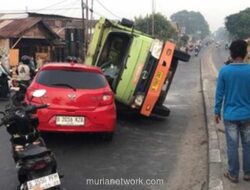 Kecelakaan Mobil Vs Truk di Jembatan BKT Cakung Picu Kemacetan Panjang ke Arah Pulogadung