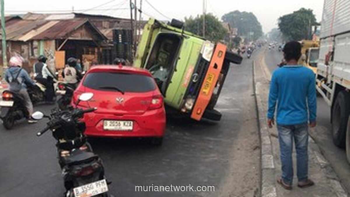Kecelakaan Mobil Vs Truk di Jembatan BKT Cakung Picu Kemacetan Panjang ke Arah Pulogadung