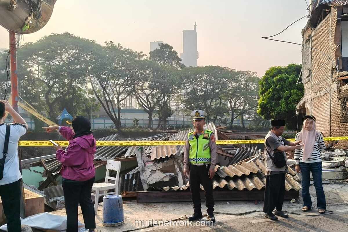 Tanah Longsor Terjang Pemukiman Padat di Bendungan Hilir, Satu Rumah Rusak Parah