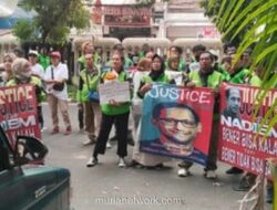 Ribuan Driver Gojek Padati Pengadilan Tipikor Dukung Nadiem Makarim yang Dituntut 18 Tahun Penjara