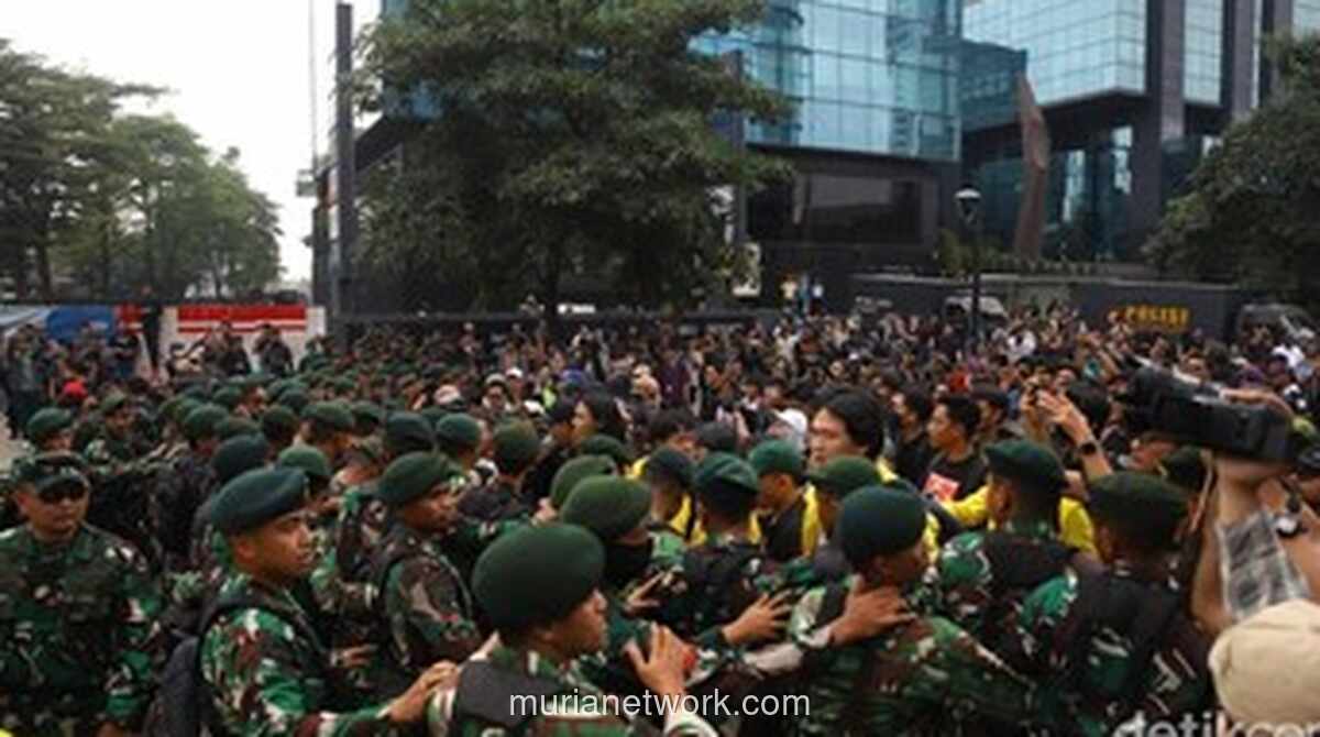 TNI Kerahkan Personel Kawal Aksi Mahasiswa di Tosari Atas Permintaan Polisi