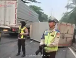Truk Ekspedisi Terguling di Daan Mogot, Lalu Lintas Tersendat