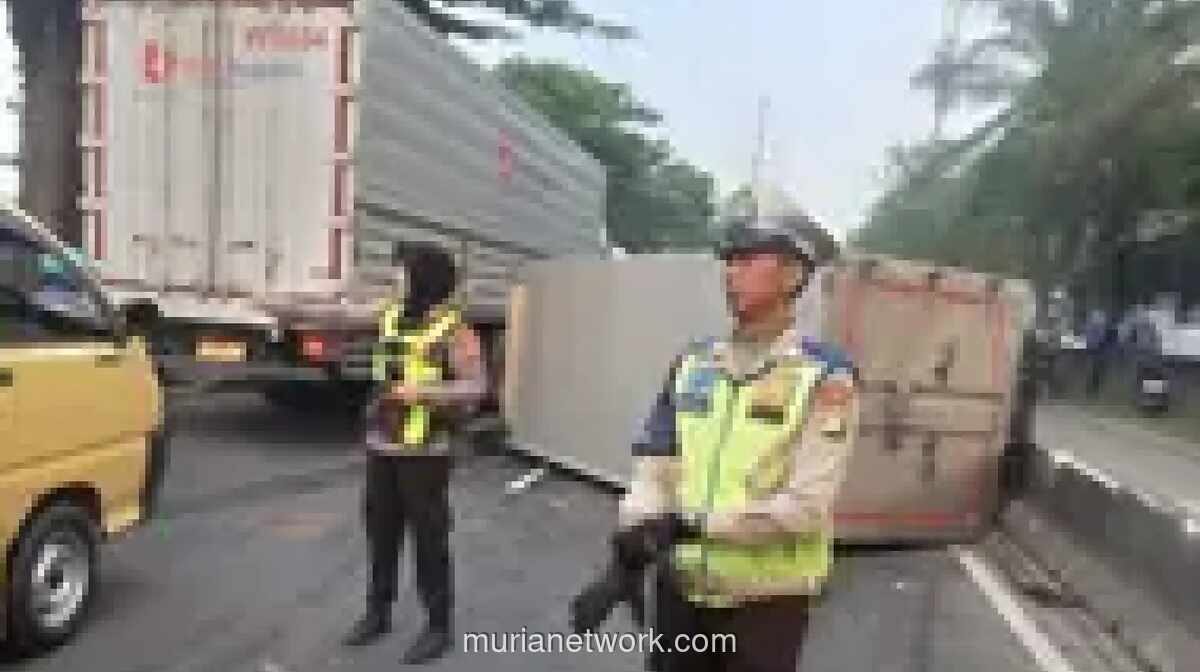 Truk Ekspedisi Terguling di Daan Mogot, Lalu Lintas Tersendat
