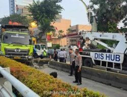 Truk Tabrak Pembatas Busway di MT Haryono, Lalu Lintas Arah Cawang Macet Parah
