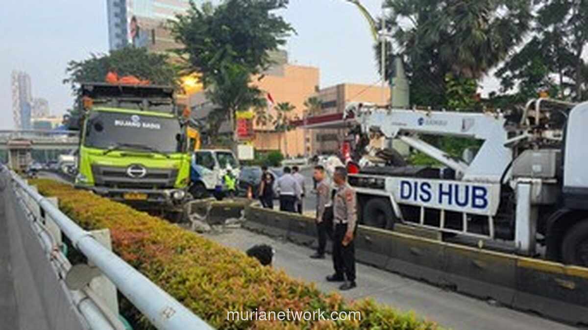 Truk Tabrak Pembatas Busway di MT Haryono, Lalu Lintas Arah Cawang Macet Parah