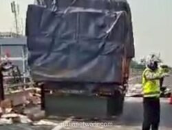 Truk Bermuatan Tepung Terigu Alami Kecelakaan Tunggal di Tol Layang Tomang, Arus Lalu Lintas Lancar