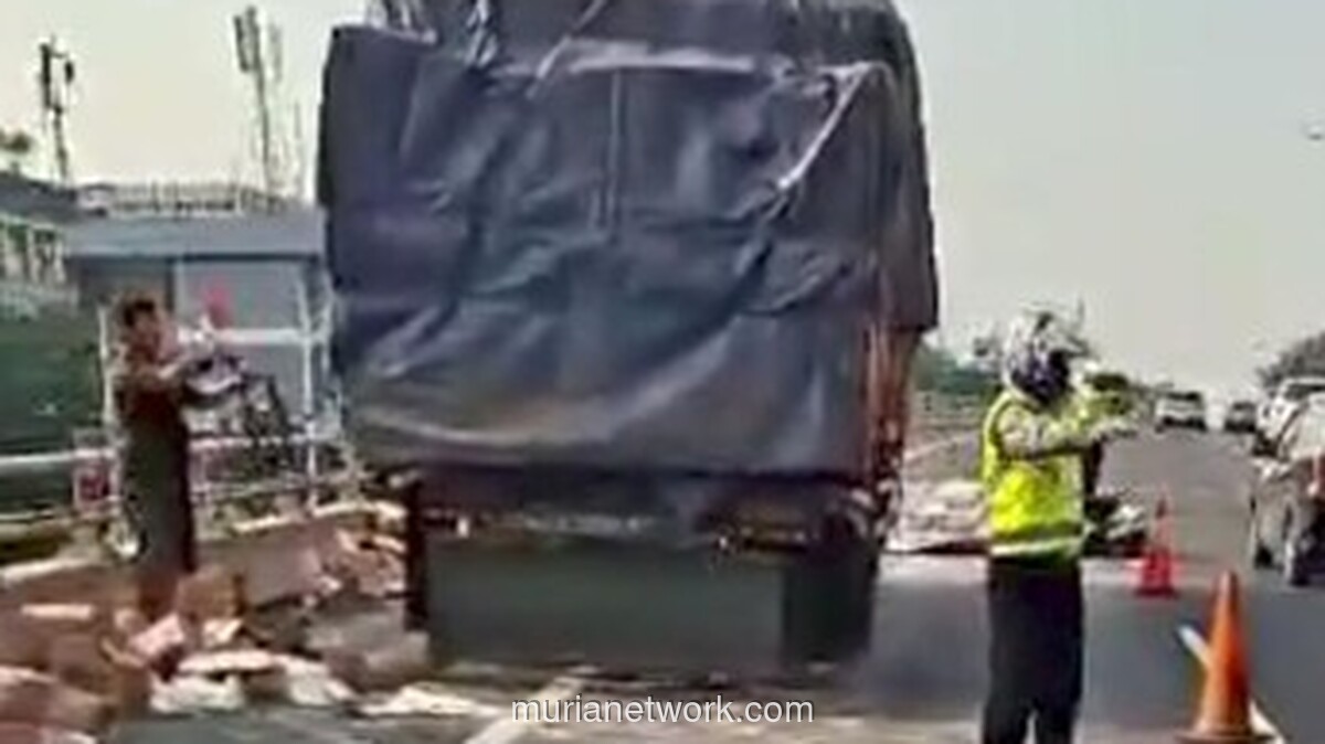 Truk Bermuatan Tepung Terigu Alami Kecelakaan Tunggal di Tol Layang Tomang, Arus Lalu Lintas Lancar