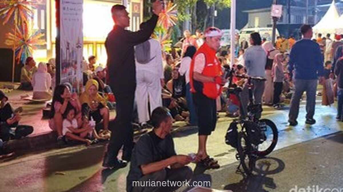 Berjualan Tikar di Bundaran HI, Didin Raup Cuan di HUT Jakarta ke-499
