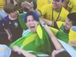 Viral, Suporter Jepang Ngamuk Usai Kalah dari Brasil, Malah Diselimuti Bendera Tim Samba
