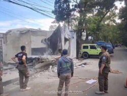 Bangunan Mirip Garasi di Trotoar Bandung Dibongkar Satpol PP, RW Klaim Tempat Parkir Motor Sampah